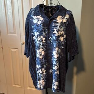 Men’s Hawaiian shirt.